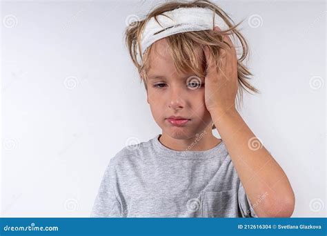 Blonde Haren Het Portret Van De Jonge Blanke Schattige Jongen Met