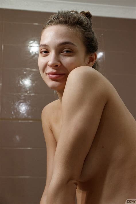 Pregnant Amateur Babe Hanna Nasochi Strips And Poses Naked In The Shower Coedcherry