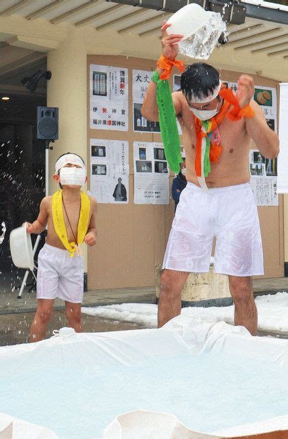 雄たけび上げ 冷水でみそぎ 県護国神社で大寒願かけ：日刊県民福井web