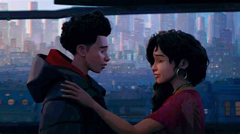 Travers Le Moment Touchant De La M Re Et Du Fils De Spider Verse Est