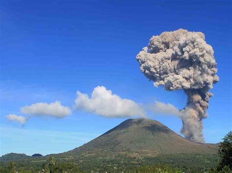 Sciency Thoughts: Eruption on Mount Lokon, Sulawesi.