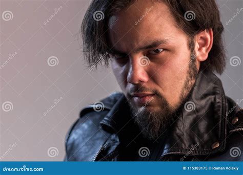 Regard Terrible Du Type Avec Une Barbe Dans Une Veste En Cuir Noire