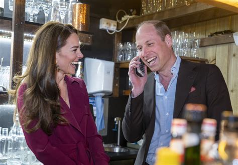 Photo Le prince William prince de Galles répond à l appel d un