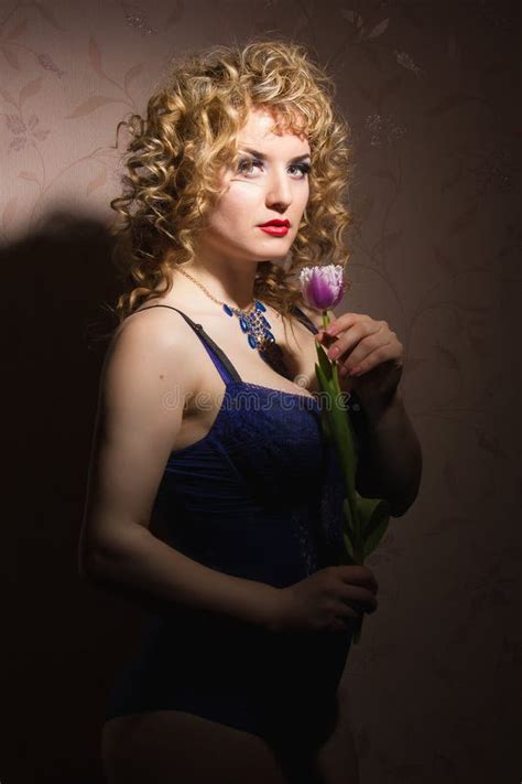 Portrait érotique De Jeune Belle Femme Blonde Sexy Photo stock Image du soin fille