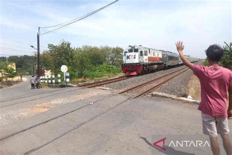 Menjaga Nyawa Di Perlintasan Kereta ANTARA News Bengkulu