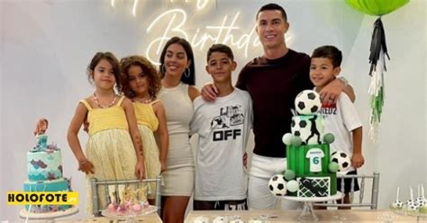 Holofote Cristiano Ronaldo D Parab Ns Aos Filhos G Meos E Escreve