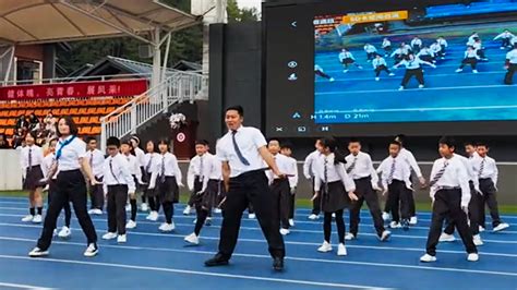 体育老师C位登场化身显眼包领学生热舞活力满满超丝滑