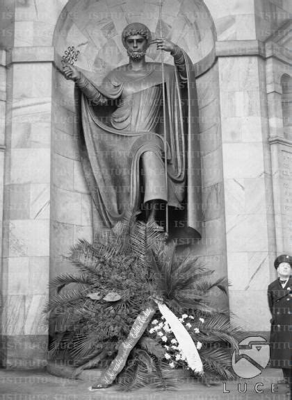 Statua Collocata All Interno Del Monumento Ai Caduti Della Grande