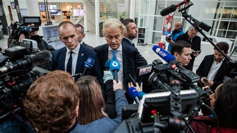 Grote Media Aandacht Voor Geert Wilders Tijdens Stemmen Stadhuis Al