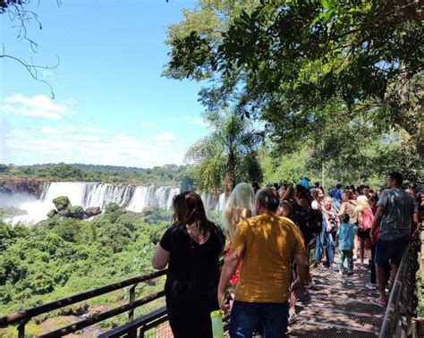 Casi un millón de turistas recorrieron el país durante este fin de