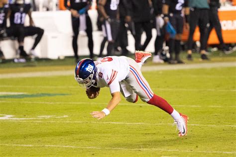 Daniel Jones Trips And Falls So Do The Giants The New York Times