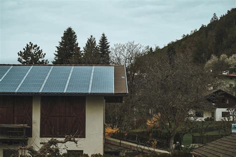 Paneles solares en el techo concepto de uso de energía fotovoltaica en