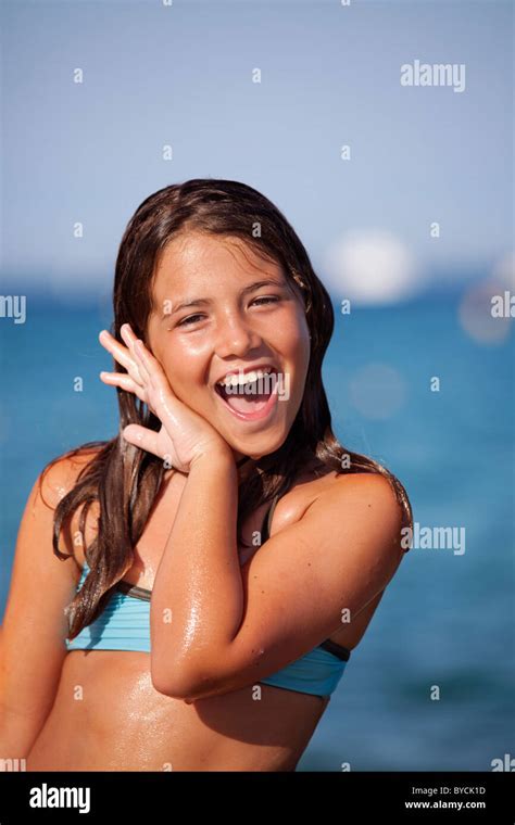 10 Jahre Altes Mädchen Am Strand Stockfotografie Alamy