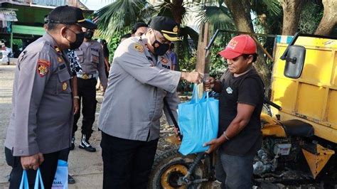 Polres Berau Bagikan Bansos Ke Masyarakat Terdampak Kenaikan BBM