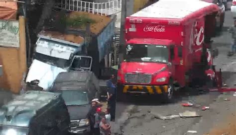 Video Cami N Se Queda Sin Frenos E Impacta Transporte De Coca Cola