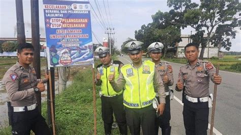 Jelang Tahun Baru Satlantas Polres Pijay Pasang Titik Spanduk Papan