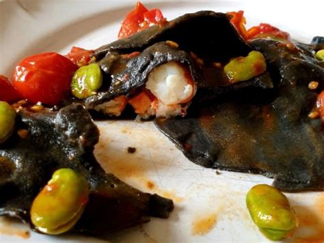 Ravioli noirs aux gambas avec fèves et tomates Recette par La tête