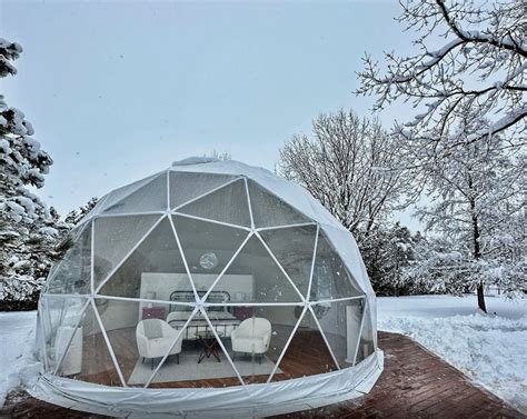 Cette maison comprend un dôme pour dormir à la belle étoile