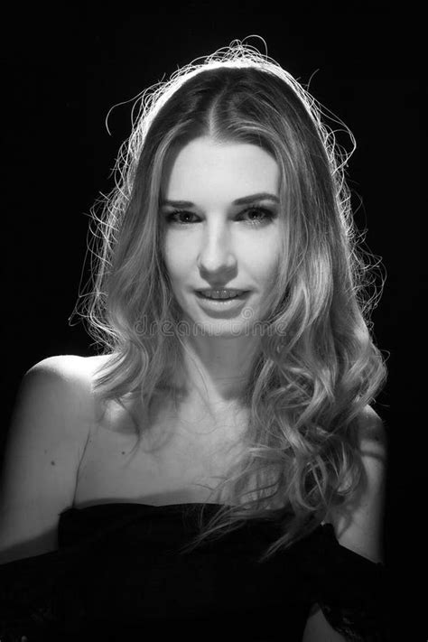 Portrait Dune Fille Avec Les Cheveux Humides Photo Stock Image Du