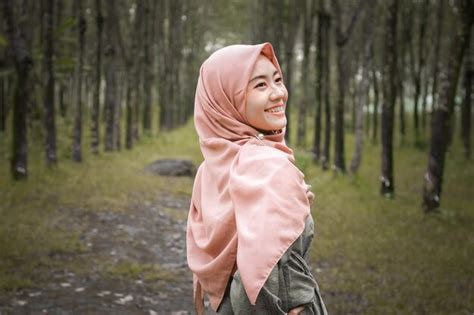 Premium Photo | Indonesian muslim woman portrait