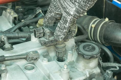 Bobina De Encendido Del Motor Del Coche Sobre Fondo Blanco Aislado