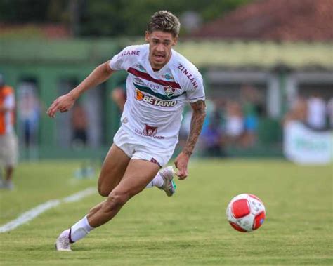 Fluminense acerta renovação de contrato defensor Fluminense