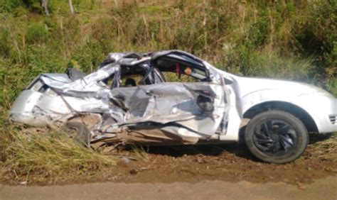 Carro Fica Destru Do Ao Colidir Contra Caminh O Em Sc