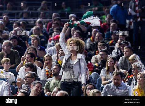 Ein Ungarischer Fan Jubelt MEN S EHF EURO 2024 Frankreich Ungarn