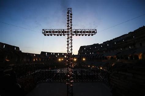 Via Crucis Del Papa Al Colosseo Negli Ultimi Tratti Anche Una Famiglia