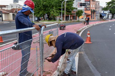 Início da instalação de gradis na ciclovia da Visconde para proteção de