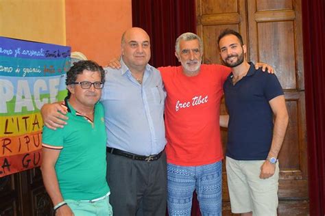 Messina sindaco riceve candidato italiano a Mister Gay World Città accanto a Nicola la