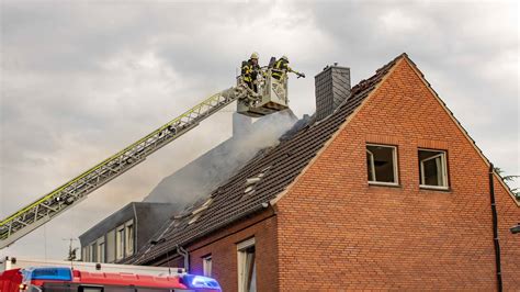 Brand In Dormagen Feuerwehr Findet Handgranate Beim L Schen