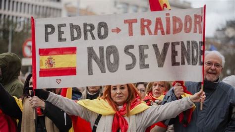 España no se vende miles de personas desbordan Cibeles para exigir