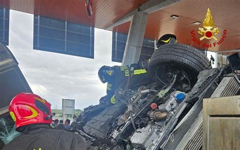 Malore Alla Guida Auto Travolge Macchine Al Casello In Toscana 3