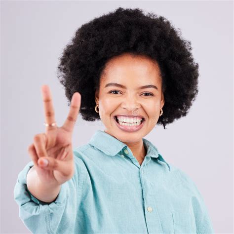 Sonrisa Signo De Paz Y Retrato De Mujer Negra En Estudio Para Acuerdo