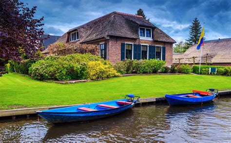 Canal deau et maison au bord de leau à Giethoorn Puzzle en Puzzle du