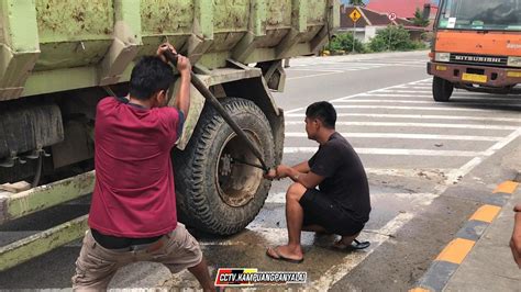 Ban Truk Bocor Kena Batu Saat Bermuatan Berat Cuaca Panas Resiko