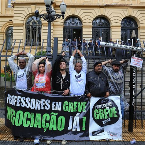 Professores Em Greve Que Se Acorrentaram Na Secretaria Encerram