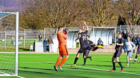 Kunstrasen In S En Rutschpartie Auf Dem Fu Ballplatz G Ppingen