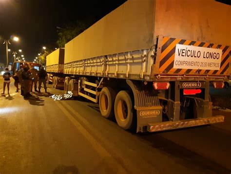 Motociclista morre após cair entre rodas de carreta e ser arrastado na