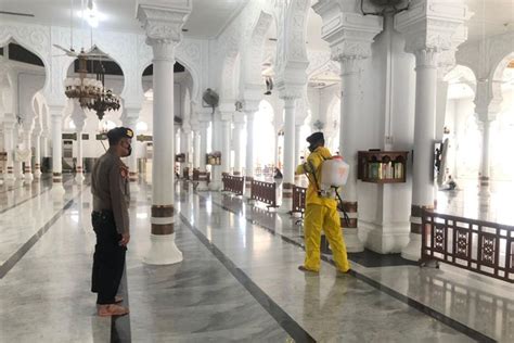 Polda Aceh Semprot Disinfektan Masjid Raya Untuk Cegah COVID 19