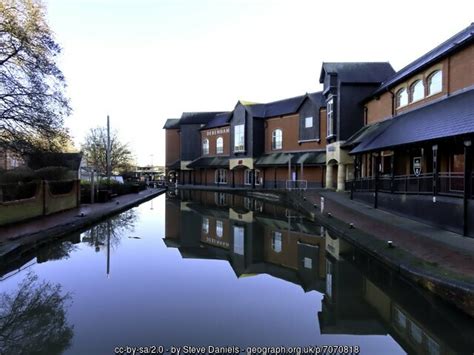 The Oxford Canal By The Castle Quay Steve Daniels Cc By Sa 2 0