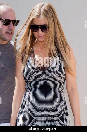 Carmen Electra Llega A La Piscina Wet Republic En El Mgm Grand Hotel