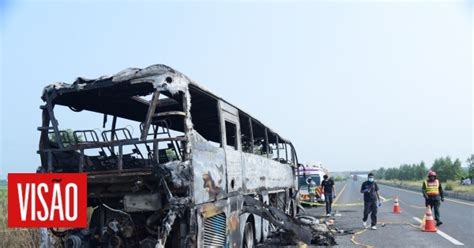 Visão Autocarro incendeia se após bater em carrinha no Paquistão