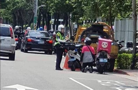 哪招？ 外送員遭女警開單「下跪求饒」 路人霸氣化僵局 生活 自由時報電子報