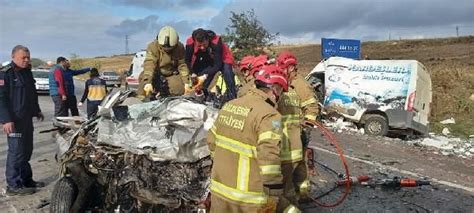 Balıkesir de feci kaza Otomobil ile minibüs kafa kafaya çarpıştı