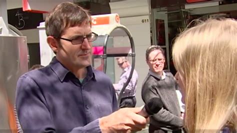 Louis Theroux charmingly schools an intern on interview technique ...