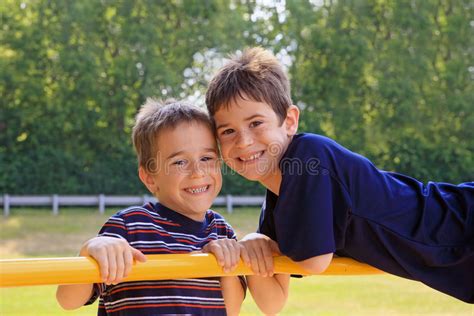 Meninos Que Jogam No Campo De Jogos Imagem De Stock Imagem De Modelo