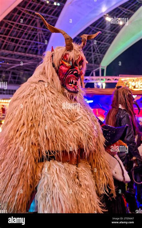 Bestien Und Hexen Am Flughafen In M Nchen Der Perchtenlauf Von Den