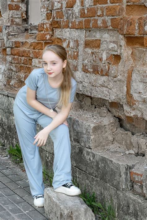 Portrait D Une Belle Fille Blonde Avec Des Pigeons Devant Un Mur En Brique Jeune Fille S Rieuse